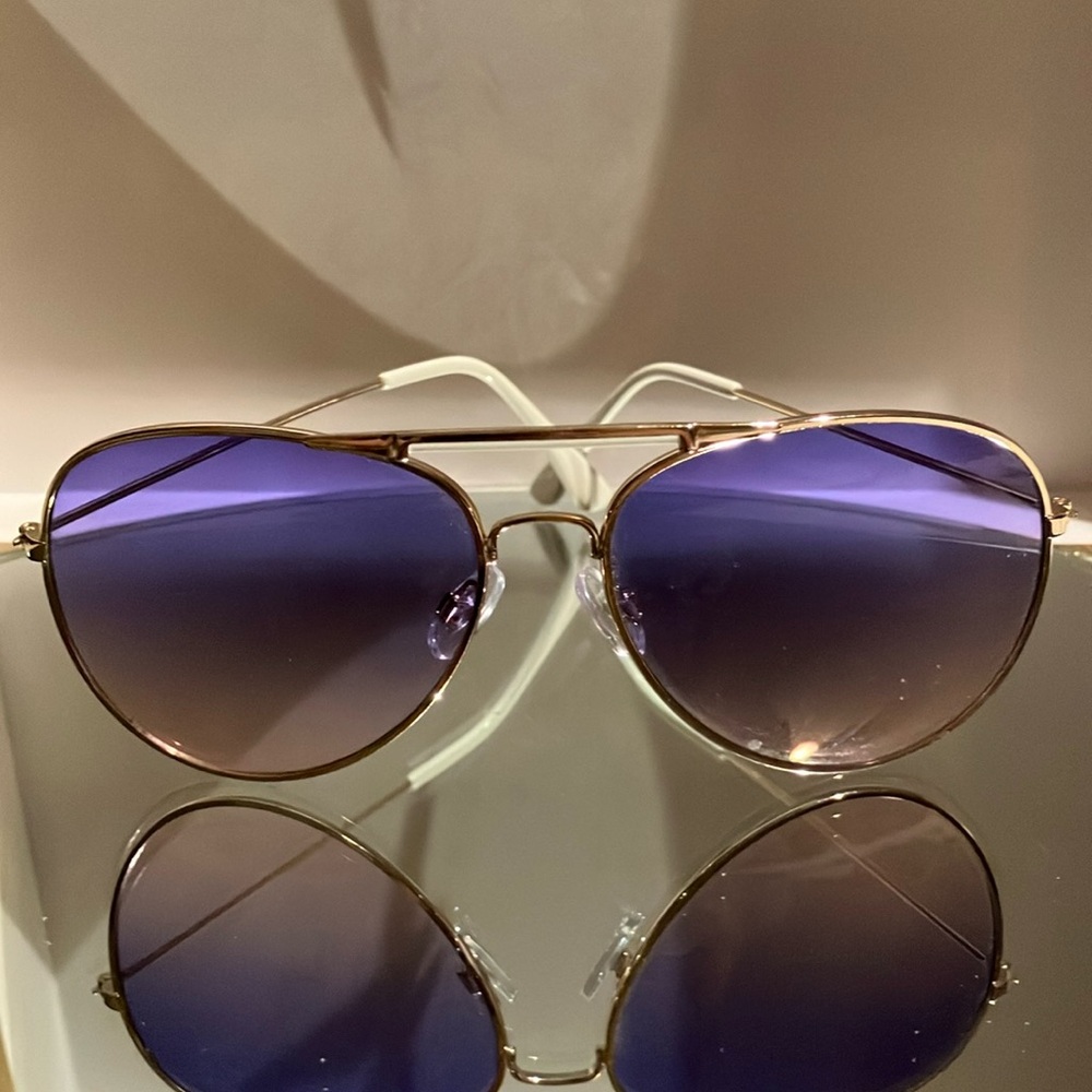 Stylish Gold Frame Aviator Sunglasses with Purple Lenses